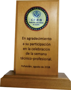 retablo madera con logo metalico color