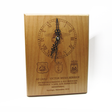 Cargar imagen en el visor de la galería, Galvano de Madera Grabado con Reloj
